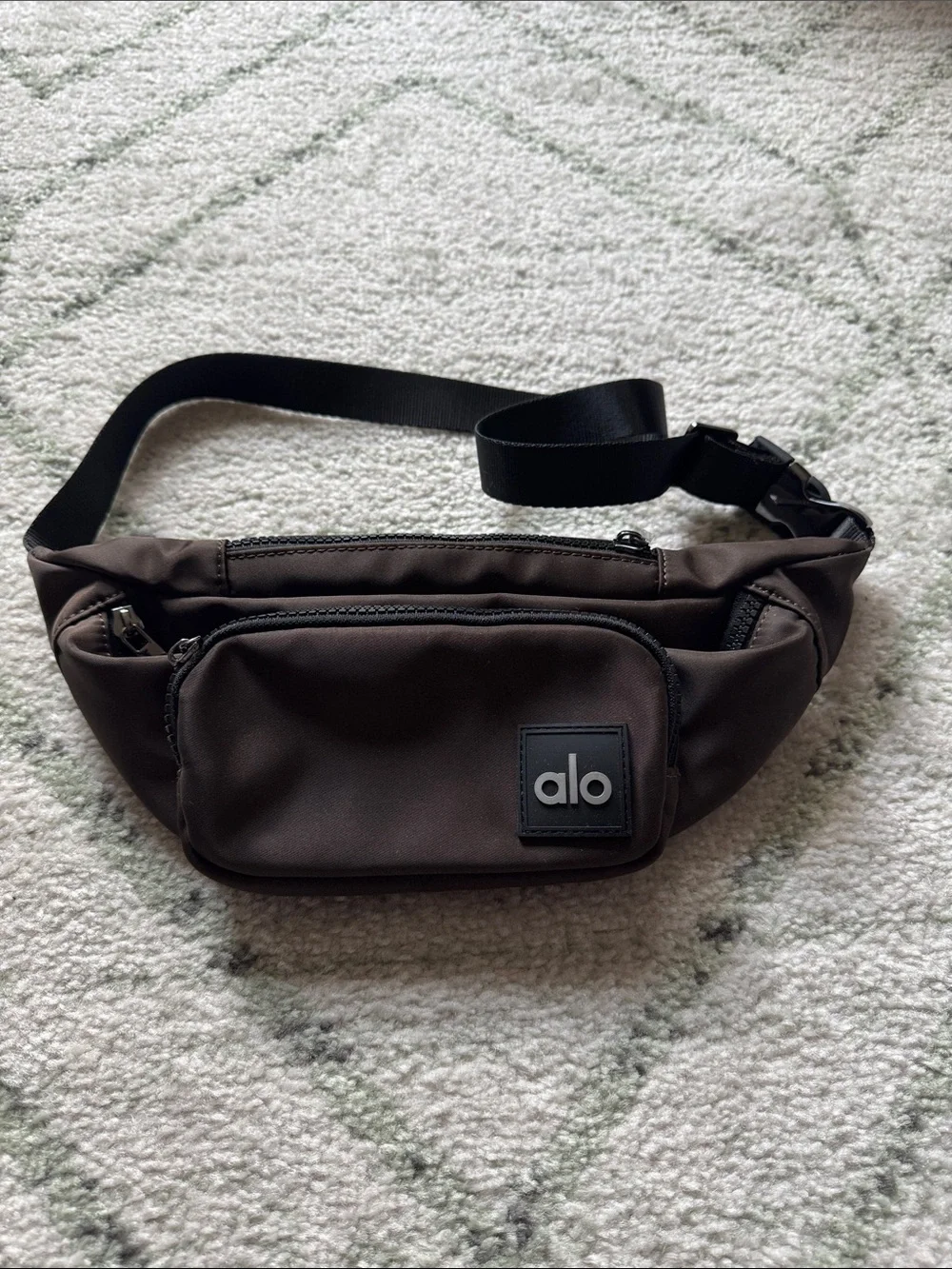 NWOT - Alo Yoga Belt Bag in Espresso O/S - Picture 3 of 5